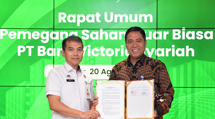 Direktur Consumer Banking PT Bank Tabungan Negara (Persero) Tbk Hirwandi Gafar (kanan) bersama Kepala Balai Harta Peninggalan Jakarta Amien Fajar Ocham (kiri) dalam Rapat Umum Pemegang Saham Luar Biasa (RUPSLB) Bank Victoria Syariah di Menara BTN, Jakarta, Rabu (20/8).