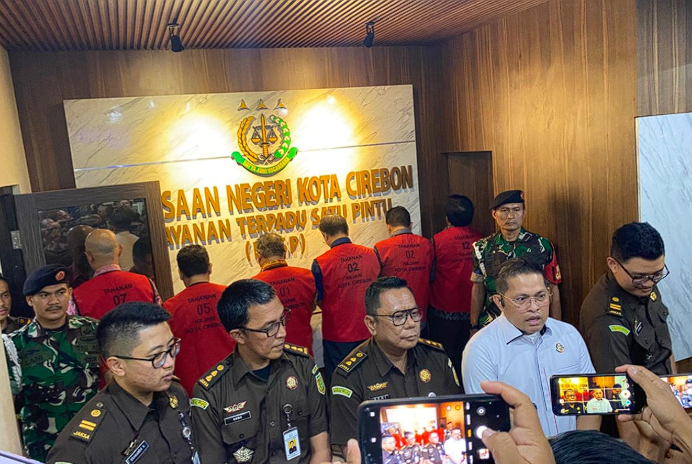 Kejari Kota Cirebon resmi menetapkan enam orang tersangka dalam kasus dugaan tindak pidana korupsi pembangunan Gedung Sekretariat Daerah Kota Cirebon.