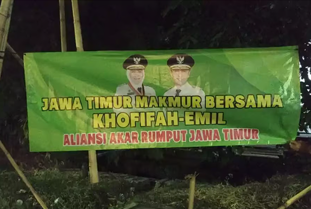 Spanduk dukungan terhadap Gubernur Khofifah Indar Parawansa dan Wakil Gubernur Emil Dardak yang terpasang di beberapa titik strategis Kota Surabaya.