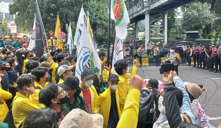 BEM SI Serukan Aksi Unjuk Rasa Usai Insiden Tewasnya Pengemudi Ojol di Tengah Demonstrasi 1 Badan Eksekutif Mahasiswa Seluruh Indonesia (BEM SI) mengumumkan rencana aksi unjuk rasa pada Jumat 29/8 sebagai respons atas insiden tewasnya seorang pengemudi ojek online (ojol) yang terlindas kendaraan taktis (rantis) Brimob.