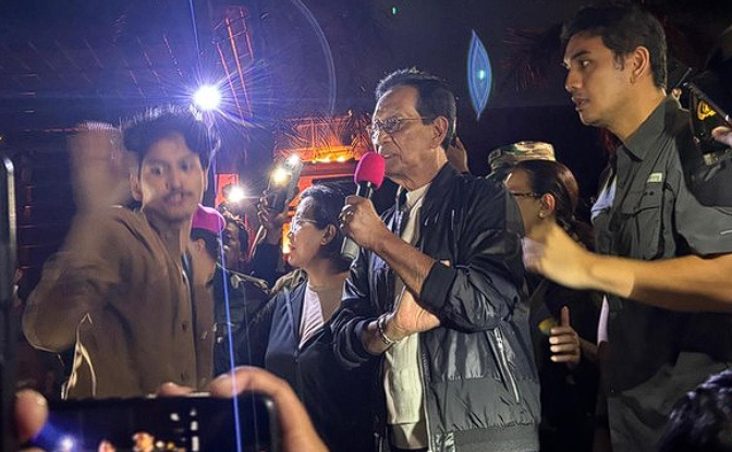Sultan HB X Minta Delapan Pedemo Dibebaskan, Massa Aksi di Mapolda DIY Semakin Memanas 1 Gubernur Daerah Istimewa Yogyakarta (DIY), Sri Sultan Hamengku Buwono X, turun langsung merespons situasi memanas di Mapolda DIY, Sleman, Sabtu (30/8) dini hari.