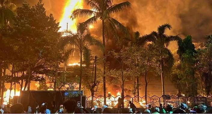 Gedung DPRD Makassar Dibakar Massa Usai Aksi Solidaritas untuk Affan Kurniawan 1 Massa aksi membakar Gedung DPRD Makassar yang terletak di Jalan AP Pettarani, Jumat (29/8) malam.