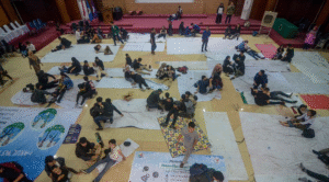 Aula Universitas Islam Bandung menjadi titik evakuasi utama massa aksi yang terkena dampak gas air mata