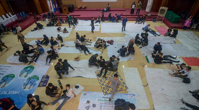 Ratusan Massa Demo di DPRD Jabar Jadi Korban Gas Air Mata, Unisba Dirikan Pos Medis Darurat 1 Aula Universitas Islam Bandung menjadi titik evakuasi utama massa aksi yang terkena dampak gas air mata