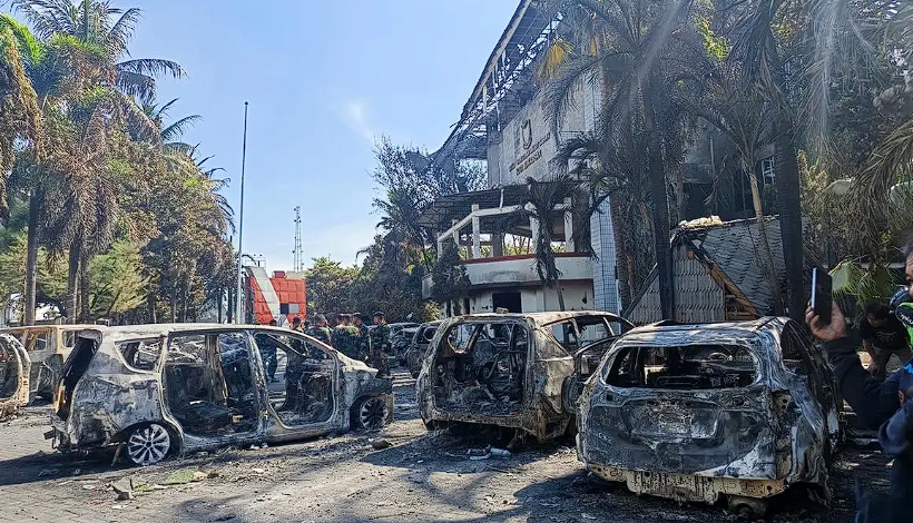 Mayoritas Mobil Dinas, 67 Kendaraan Hangus di Halaman DPRD Makassar 1 Kerusakan aset yang cukup besar, mencakup puluhan kendaraan dinas, mobil pribadi, hingga sepeda motor.
