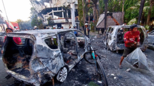 Aksi penjarahan yang dilakukan oleh warga setelah Kantor DPRD Kota Makassar dibakar oleh massa unjuk rasa.
