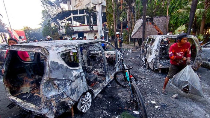 Kantor DPRD Makassar Ludes Terbakar, Warga Ramai-ramai Menjarah Barang Sisa 1 Aksi penjarahan yang dilakukan oleh warga setelah Kantor DPRD Kota Makassar dibakar oleh massa unjuk rasa.