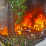 Kendaraan yang terparkir di halaman Gedung Grahadi hangus terbakar.