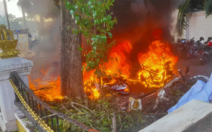 Demo di Depan Gedung Negara Grahadi Ricuh, Belasan Motor Terbakar 1 Kendaraan yang terparkir di halaman Gedung Grahadi hangus terbakar.