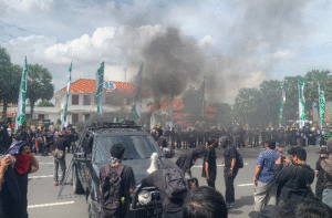 Kericuhan Demo di Surabaya Meluas, Pos Polisi dan Mapolsek Dibakar Massa 2 Aksi demonstrasi yang digelar di Surabaya meluas hingga membakar sejumlah fasilitas kepolisian.