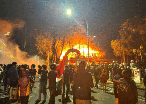 Polisi Selidiki Pembakaran Gedung Negara Grahadi, Diduga Akibat Lemparan Molotov 1 Gedung Nasional Grahadi Surabaya yang dilalap jago merah ketika aksi demonstrasi pada Sabtu (30/8/2025).