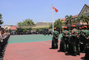 Ribuan Personel Gabungan Disiagakan Jelang Aksi Demonstrasi di Magetan 1 Apel kesiapan pengamanan dilaksanakan di Halaman Markas Komando (Mako) Polres Magetan dengan melibatkan unsur TNI-Polri, Dinas Pemadam Kebakaran (Damkar), Barisan Ansor Serbaguna (Banser), Pemuda Muhammadiyah, hingga berbagai perguruan silat.
