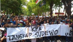 Ratusan warga Kabupaten Pati, Jawa Tengah, mendatangi Gedung KPK untuk mendesak Bupati Sudewo sebagai tersangka kasus korupsi DJKA Kemenhub.