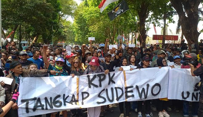 Ratusan Warga Pati Desak KPK Tetapkan Bupati Sudewo sebagai Tersangka Kasus Korupsi DJKA 1 Ratusan warga Kabupaten Pati, Jawa Tengah, mendatangi Gedung KPK untuk mendesak Bupati Sudewo sebagai tersangka kasus korupsi DJKA Kemenhub.