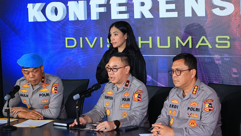 Divpropam Polri Gelar Sidang Etik untuk Tujuh Anggota Brimob Terkait Kasus Kematian Affan Kurniawan 1 Divpropam Mabes Polri resmi menggelar sidang kode etik terhadap tujuh personel Korps Brimob Polri yang diduga terlibat dalam insiden pelindasan pengemudi ojek online (ojol), Affan Kurniawan, hingga meninggal dunia.