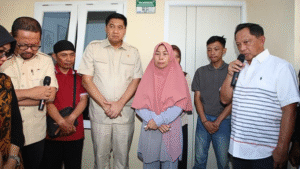 Menteri Perumahan Serahkan Rumah Subsidi untuk Keluarga Almarhum Affan Kurniawan 13 Menteri Perumahan dan Permukiman, Maruarar Sirait, menyerahkan secara resmi satu unit rumah subsidi kepada keluarga almarhum Affan Kurniawan di kawasan Pesona Kahuripan 11, Cileungsi, Kabupaten Bogor, Jawa Barat, Senin (1/9).