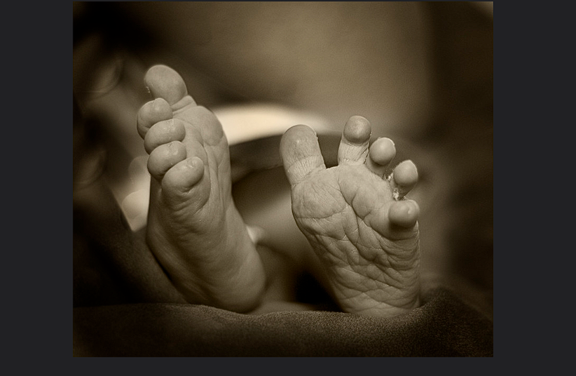 Bayi Perempuan di Sumenep Ditemukan Mutilasi di Dalam Lemari Indekos, Ibu Hilang 1 Penemuan jenazah bayi perempuan bernama Syifa (1) dalam kondisi termutilasi.