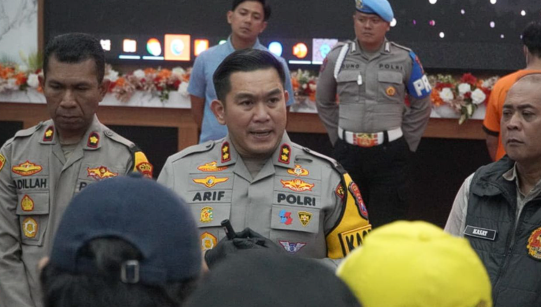 Polres Blitar Tetapkan 12 Tersangka Kasus Pembakaran dan Penjarahan Gedung DPRD 1 Kepolisian Resor (Polres) Blitar menetapkan 12 orang sebagai tersangka dalam kasus kerusuhan yang berujung pada pembakaran dan penjarahan Gedung DPRD Kabupaten Blitar.