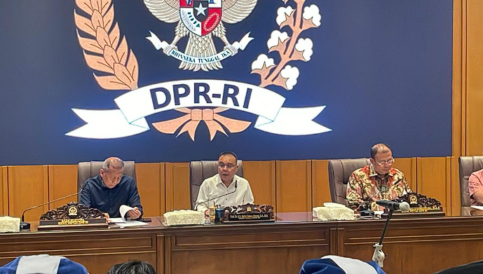 DPR Pastikan Pembahasan RUU Perampasan Aset Dimulai Setelah RUU KUHAP Rampung 1 Wakil Ketua DPR RI, Sufmi Dasco Ahmad bersama pimpinan dewan lainnya saat bertemu dengan para mahasiswa di Kompleks Parlemen, Senayan, Jakarta, Rabu (3/9/2025).