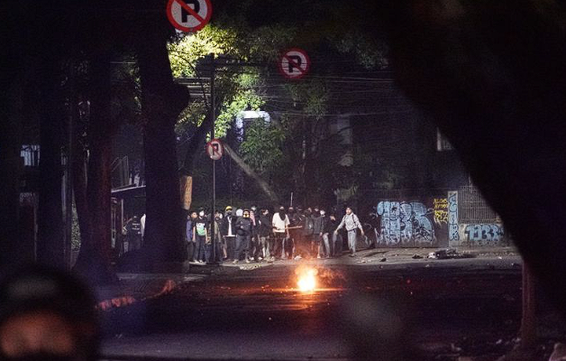 Aparat Kepolisian dan TNI Diduga Lakukan Represi di Kampus, Korban Jiwa Jatuh di Sejumlah Daerah 1 Senin (1/9) malam, puluhan aparat bersenjata lengkap memasuki kawasan sekitar Universitas Islam Bandung (Unisba) dan Universitas Pasundan (Unpas) di Taman Sari dan Sukasari, Kota Bandung, Jawa Barat.