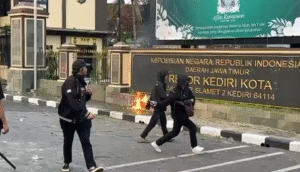 Polres Tulungagung Tangkap Provokator Kerusuhan, Unjuk Rasa Batal Digelar 2 Kepolisian Resor (Polres) Tulungagung menangkap seorang terduga provokator di Tulungagung.