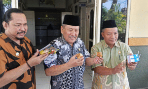 Anggota Dewan Pendidikan Kabupaten Jombang memperlihatkan temuan menu MBG yang bermasalah seusai inspeksi mendadak di SMPN 2 Jombang, Jawa Timur, Rabu (3/9/2025).
