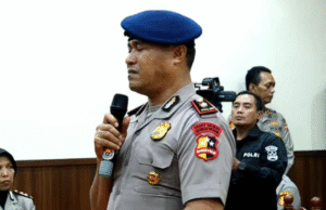 Pemecatan Kompol Cosmas Gae Picu Polemik, GMKI hingga Forum Pemuda NTT Lontarkan Penolakan 1 Komandan Batalyon (Danyon) Resimen IV Korps Brimob (Korbrimob) Polri, Kompol Cosmas Kaju Gae, tak kuasa menahan tangis setelah resmi dijatuhi sanksi Pemberhentian Tidak dengan Hormat (PTDH) pada Rabu (3/9) malam.