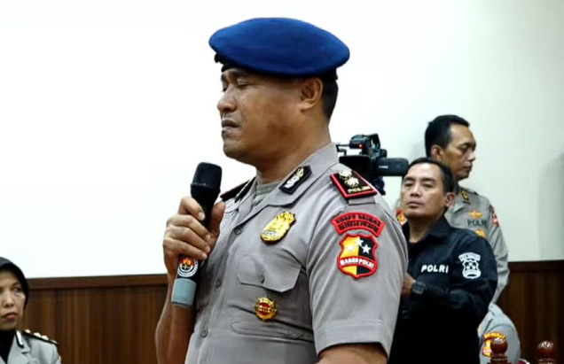 Pemecatan Kompol Cosmas Gae Picu Polemik, GMKI hingga Forum Pemuda NTT Lontarkan Penolakan 1 Komandan Batalyon (Danyon) Resimen IV Korps Brimob (Korbrimob) Polri, Kompol Cosmas Kaju Gae, tak kuasa menahan tangis setelah resmi dijatuhi sanksi Pemberhentian Tidak dengan Hormat (PTDH) pada Rabu (3/9) malam.