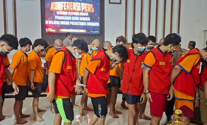 33 orang sebagai tersangka dalam peristiwa kerusuhan yang melanda sejumlah titik di Kota Surabaya pada Sabtu malam (30/8).