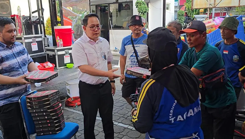 Pemprov Jatim Siapkan Dapur Umum 10.500 Porsi per Hari Pascakerusuhan Surabaya 1 Pemprov Jatim menyiapkan dapur umum untuk memenuhi kebutuhan logistik personel keamanan dan relawan dalam menghadapi potensi demo atau aksi susulan pascakerusuhan di Surabaya.