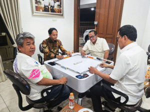 Foto viral yang memperlihatkan Menhut Raja Juli Antoni dan Menteri P2MI Abdul Kadir Karding sedang bermain domino bersama eks tersangka pembalak hutan, Muhammad Aziz Wellang.