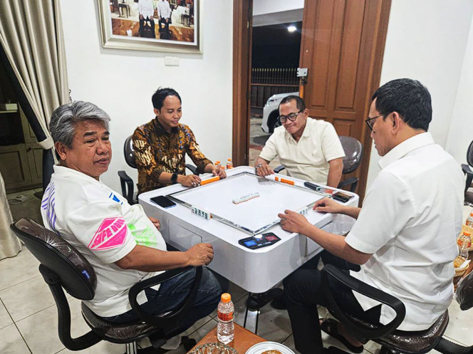 Dua Menteri Kabinet Merah Putih Klarifikasi Foto Viral Bermain Domino dengan Eks Tersangka Pembalak Hutan 1 Foto viral yang memperlihatkan Menhut Raja Juli Antoni dan Menteri P2MI Abdul Kadir Karding sedang bermain domino bersama eks tersangka pembalak hutan, Muhammad Aziz Wellang.
