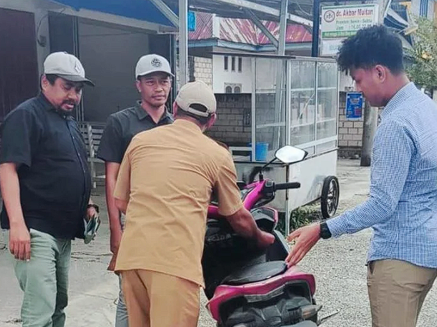 Pejabat Kesbangpol Buton Tengah Jadi Tersangka Korupsi Dana Paskibra Rp59 Juta 1 Pejabat Kepala Bidang (Kabid) pada Badan Kesatuan Bangsa dan Politik (Kesbangpol) Buton Tengah berinisial LMJ tertangkap dalam operasi tangkap tangan (OTT) yang dilakukan oleh Tim Tipikor Polres Buton Tengah.