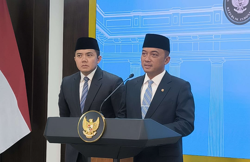Mensesneg Bantah Reshuffle Kabinet Prabowo Bertujuan Hapus Jejak Menteri Era Jokowi 1 Seskab Teddy Indra Wijaya dan Mensesneg Prasetyo Hadi di Istana Kepresidenan, Jakarta Pusat.