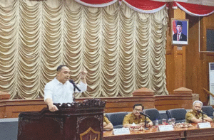 Wali Kota Surabaya Eri Cahyadi Tegaskan Pungli akan Berujung Pemecatan 1 Wali Kota Surabaya, Eri Cahyadi dalam rapat pengarahan di Ruang Sawunggaling, Balai Kota Surabaya, Selasa (9/9).