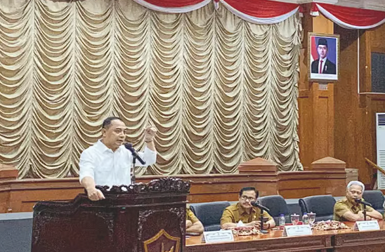 Wali Kota Surabaya, Eri Cahyadi dalam rapat pengarahan di Ruang Sawunggaling, Balai Kota Surabaya, Selasa (9/9).