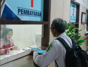 Biaya Tes Psikologi SIM di Gresik Dikeluhkan Warga, Lebih Mahal dari Tarif Perpanjangan SIM 1 Sejumlah warga Kabupaten Gresik mengeluhkan biaya tes psikologi untuk pengurusan Surat Izin Mengemudi (SIM) yang dinilai terlalu tinggi.