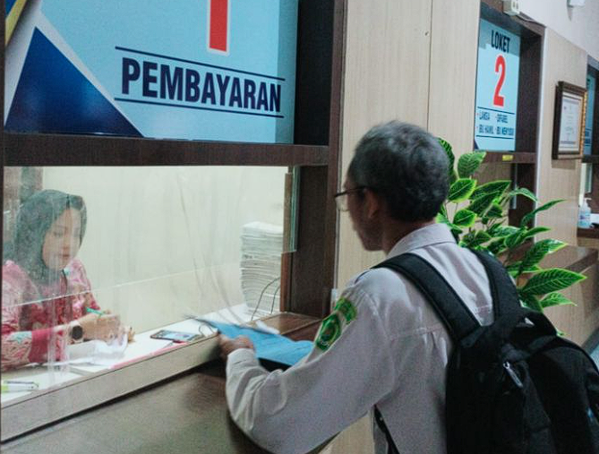 Sejumlah warga Kabupaten Gresik mengeluhkan biaya tes psikologi untuk pengurusan Surat Izin Mengemudi (SIM) yang dinilai terlalu tinggi.