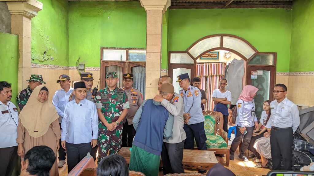 Kapolres Mojokerto Sampaikan Langsung Duka Mendalam dan Permintaan Maaf pada Korban Ledakan Rumah