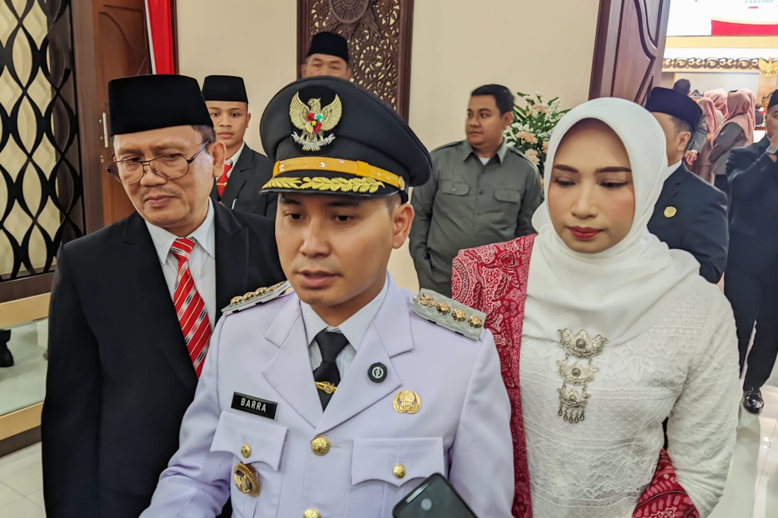 Bupati Mojokerto, Muhamad Albarraa didampingi istri, Ning Hana saat berikan berikan keterangan kepada media.