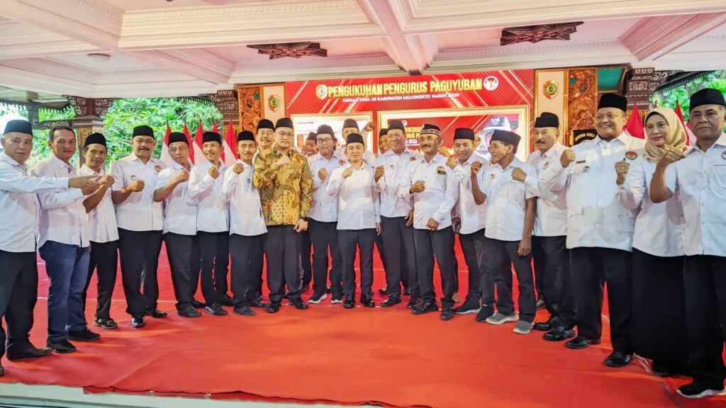 Bupati Mojokerto Lantik Pengurus Paguyuban Kepala Desa, Gus Barra: PKD Wadah Sinergi Program Pemerintah untuk Desa 2 Bupati Mojokerto Lantik Pengurus Paguyuban Kepala Desa, Gus Barra: PKD Wadah Sinergi Program Pemerintah untuk Desa
