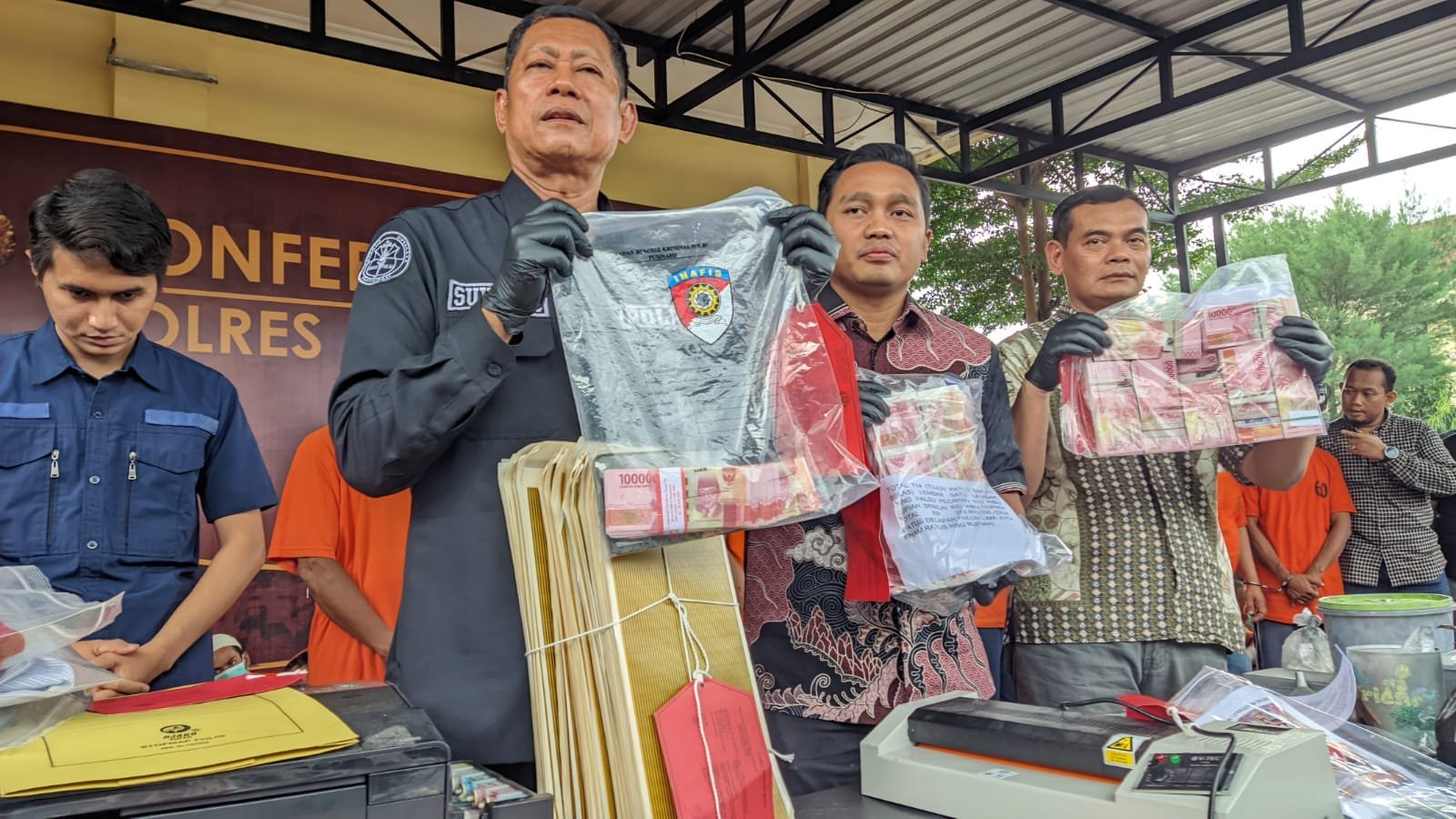 Polres Mojokerto Bongkar Sindikat Uang Palsu, 8 Pelaku Ditangkap Modus Tukar 1 Dapat 3