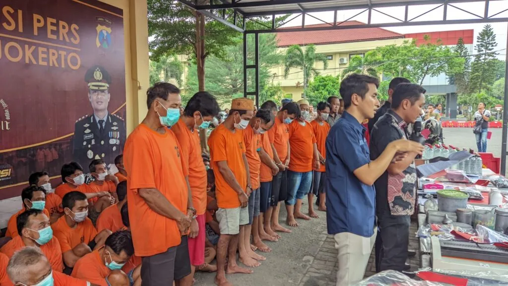 Polres Mojokerto Bongkar Sindikat Uang Palsu, 8 Pelaku Ditangkap Modus Tukar 1 Dapat 3 1 Polres Mojokerto Bongkar Sindikat Uang Palsu, 8 Pelaku Ditangkap Modus Tukar 1 Dapat 3