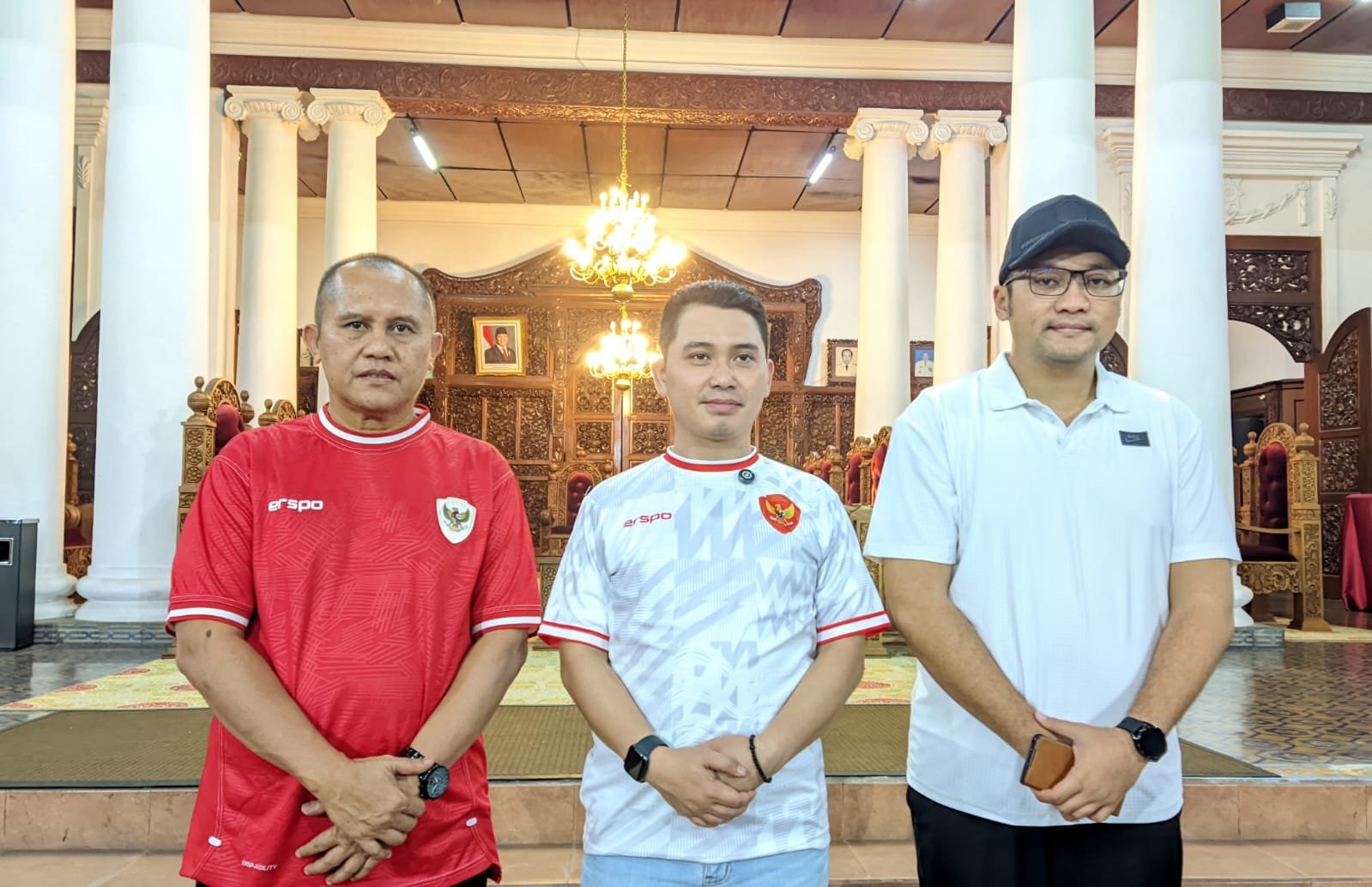 Nobar Indonesia vs Australia di Pendopo Pemkab, Bupati Mojokerto: Wujud Pemerintah Dekat Masyarakat