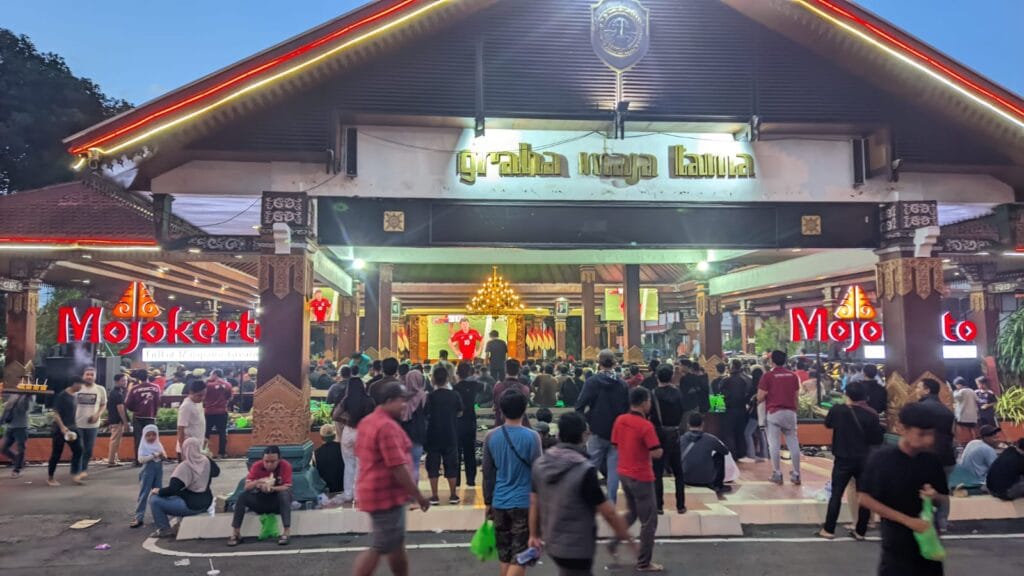 Nobar Indonesia vs Australia di Pendopo Pemkab, Bupati Mojokerto: Wujud Pemerintah Dekat Masyarakat 2 Nobar Indonesia vs Australia di Pendopo Pemkab, Bupati Mojokerto: Wujud Pemerintah Dekat Masyarakat