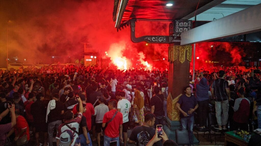Membludak Tetap Tertib, Bupati Mojokerto Apresiasi Nobar Timnas dengan Ribuan Masyarakat di Pendopo Pemkab 2 Membludak Tetap Tertib, Bupati Mojokerto Apresiasi Nobar Timnas dengan Ribuan Masyarakat di Pendopo Pemkab