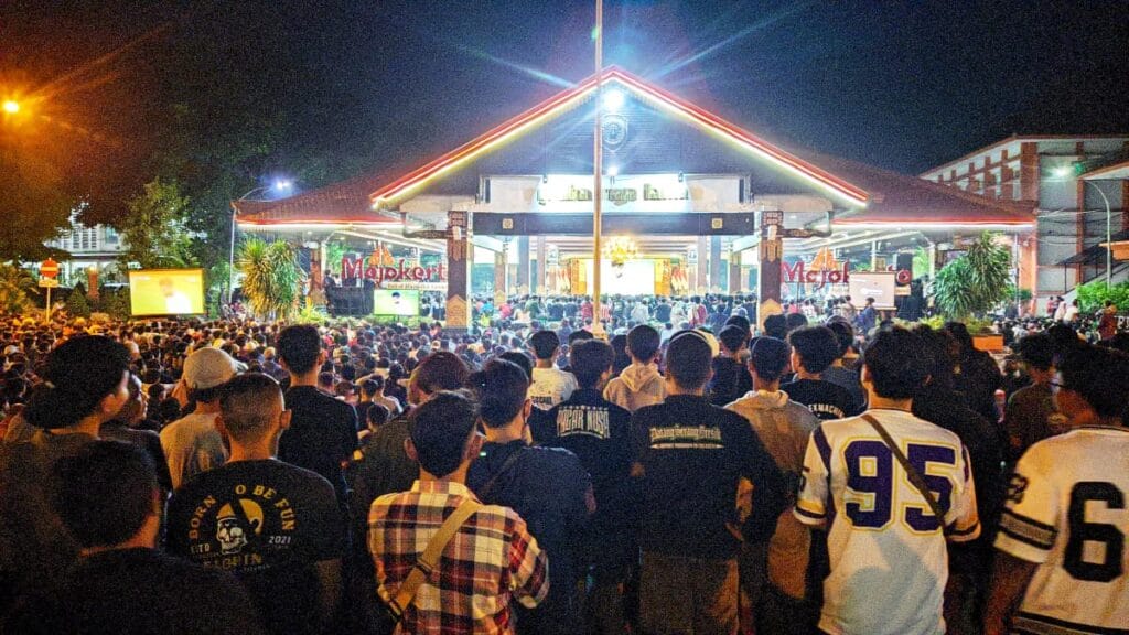 Membludak Tetap Tertib, Bupati Mojokerto Apresiasi Nobar Timnas dengan Ribuan Masyarakat di Pendopo Pemkab 3 Membludak Tetap Tertib, Bupati Mojokerto Apresiasi Nobar Timnas dengan Ribuan Masyarakat di Pendopo Pemkab