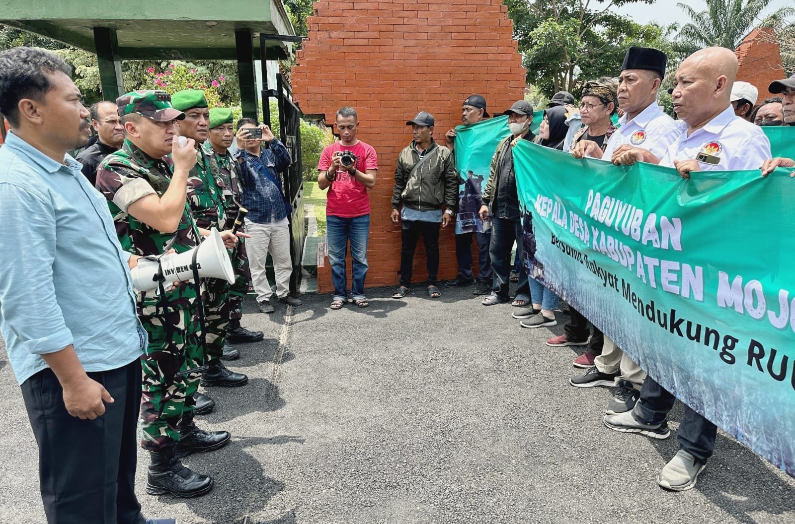 Aksi Dukung RUU TNI, Kepala Desa Kabupaten Mojokerto Serukan Tolak Intervensi Asing untuk NKRI Berdaulat!