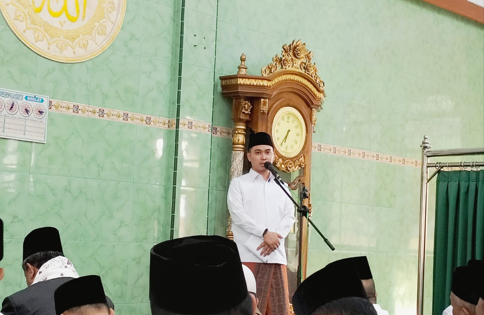 Bupati Mojokerto Gus Barra Shalat Idul Fitri di Masjid Al-Ikhlas Petak Pacet, Serahkan Bantuan Hibah Masjid Rp 200 Juta