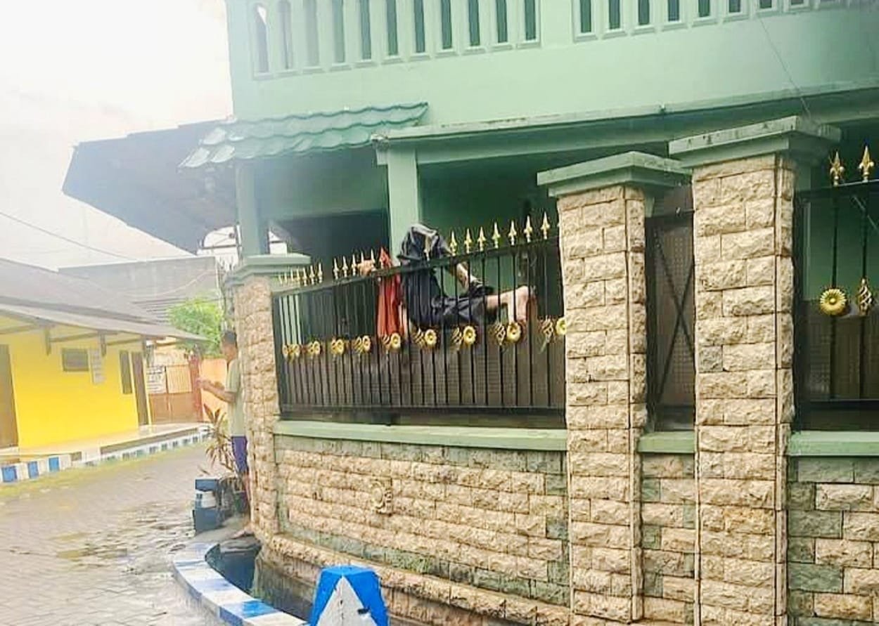 Pria di Sidoarjo Ditemukan Tewas Tersangkut di Pagar Rumah, Penyebab Kematian Masih Diselidiki